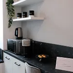 Lakeside Bliss With Free Parking Apartment