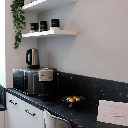 Lakeside Bliss With Free Parking Apartmán