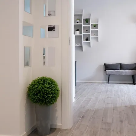 Lakeside Bliss With Free Parking Apartmán